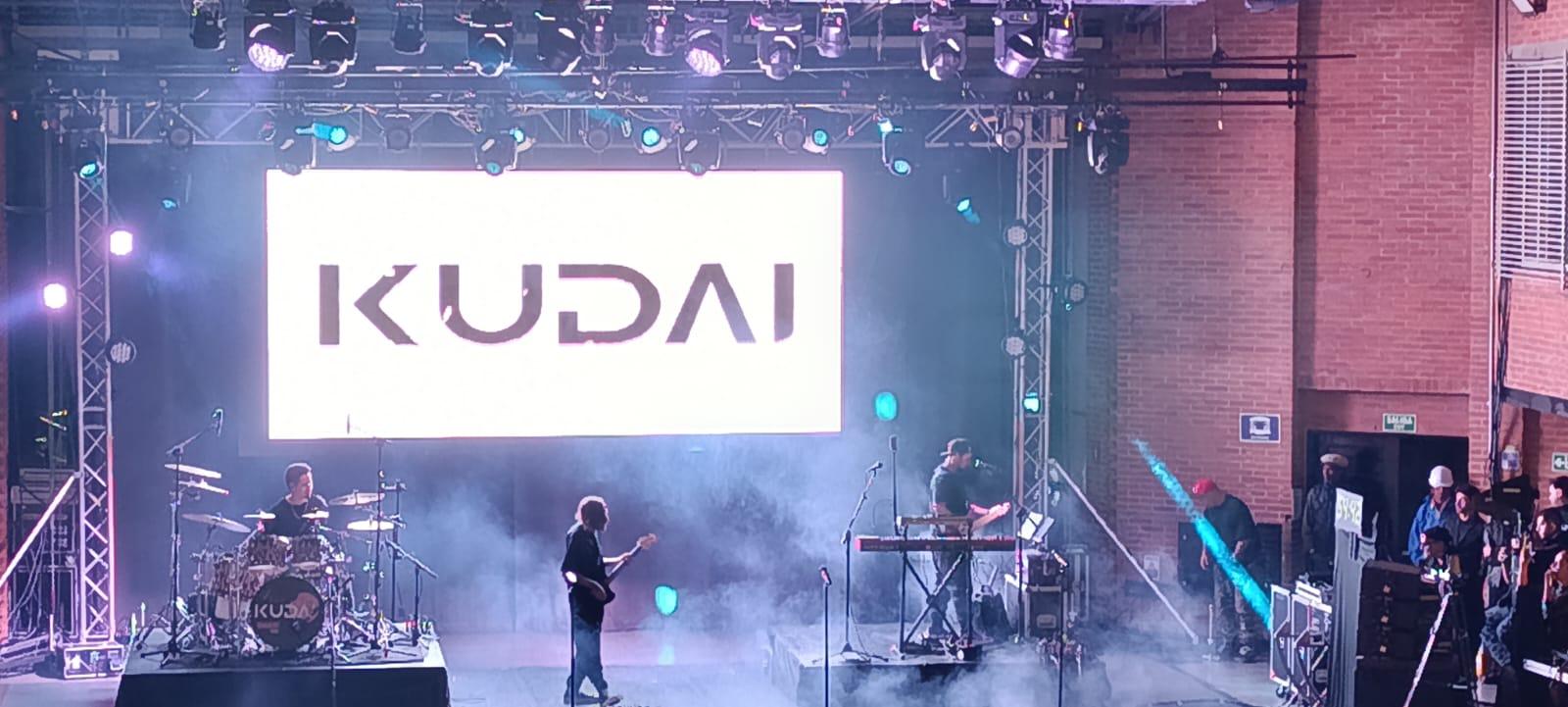 Pantalla principal de Kudai durante el concierto del Top Show Colombo