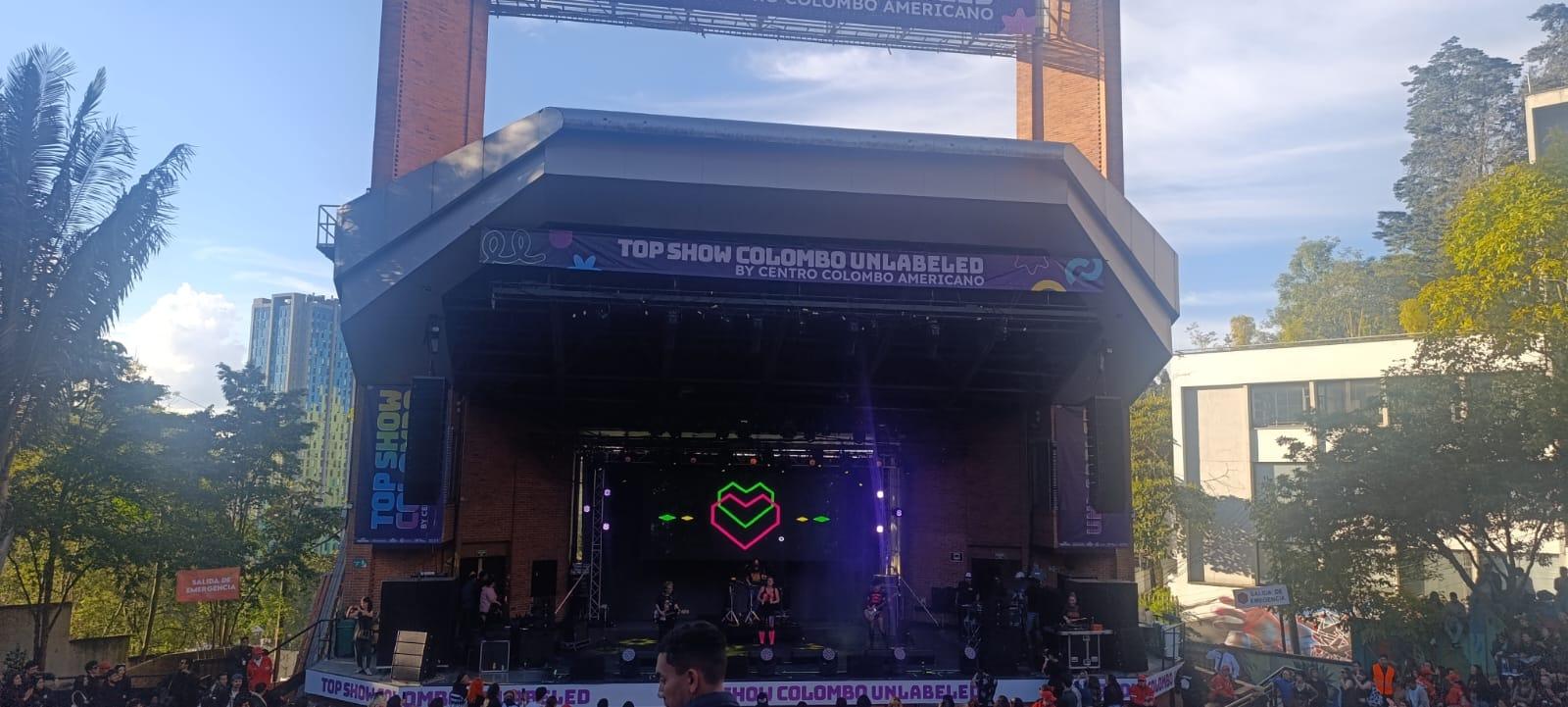 Kumbia Queers en tarima durante Top Show Colombo Unlabeled